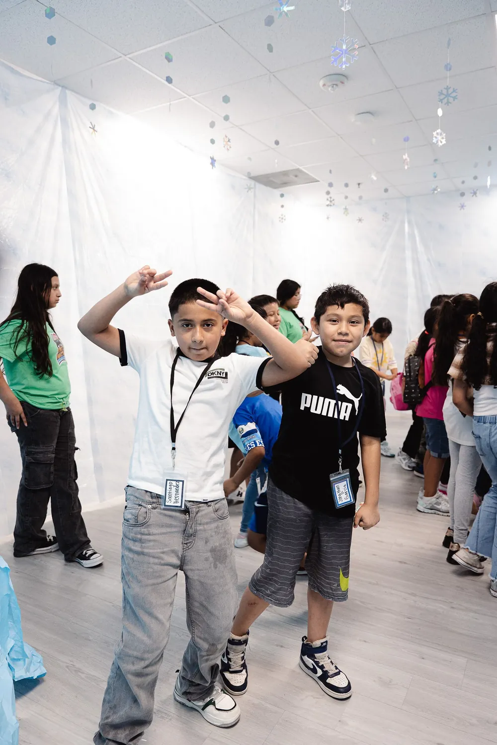 Niños del ministerio infantil jugando y bailando en el salón de la iglesia